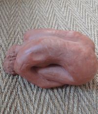 femme prosternée rouge