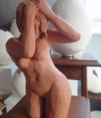 femme main sur la têle