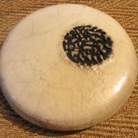 raku beige rond noir moucheté