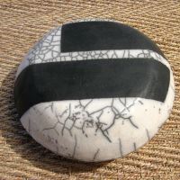 raku noir et blanc bandes noires
