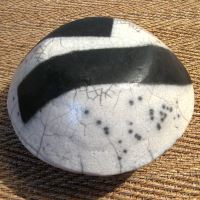 raku noir et blanc bandes noires